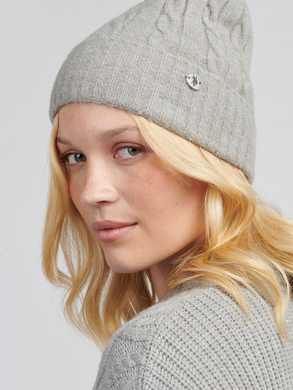 Womens Signature Cable Knit Beanie in Pearl Grey Marl